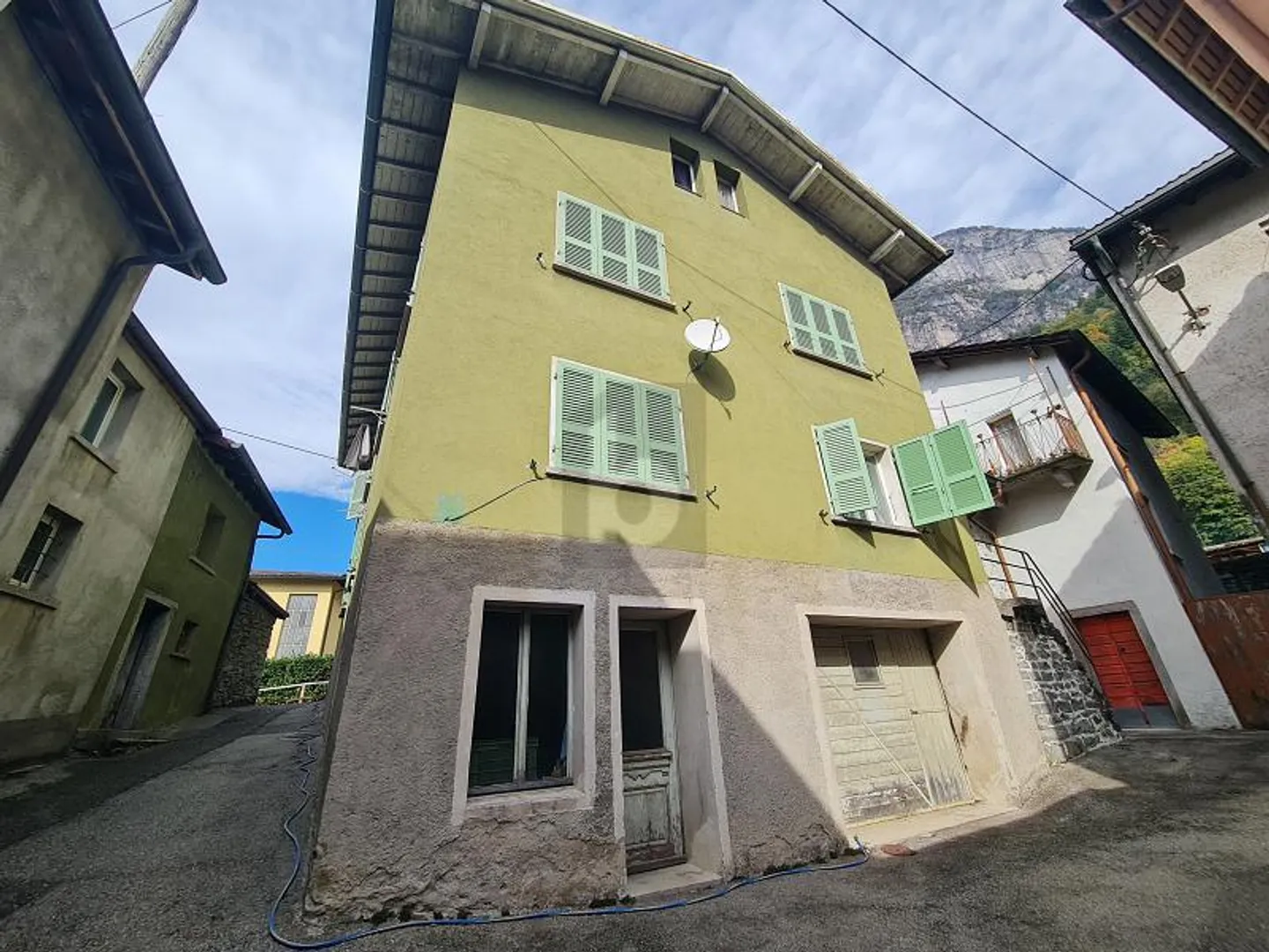 Spaziosa casa unifamiliare a Osogna - Foto 3 di 5