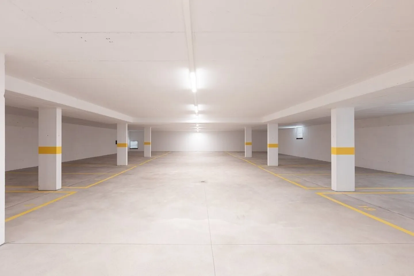 Espace de stationnement spacieux dans le garage souterrain au cœur de Massagno - Photo 2 sur 2