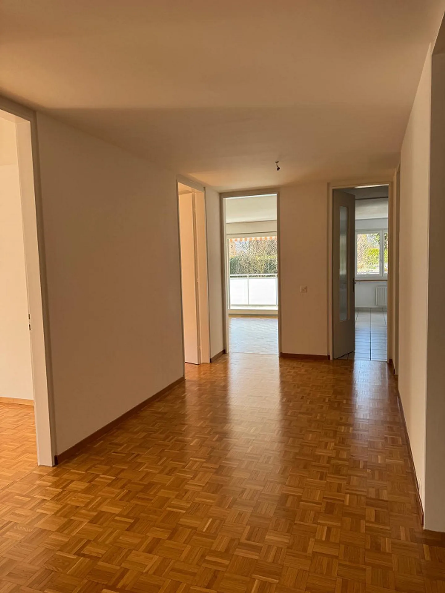 Bright 4.5 room apartment in a quiet residential area, centrally located. - Photo 2 of 12