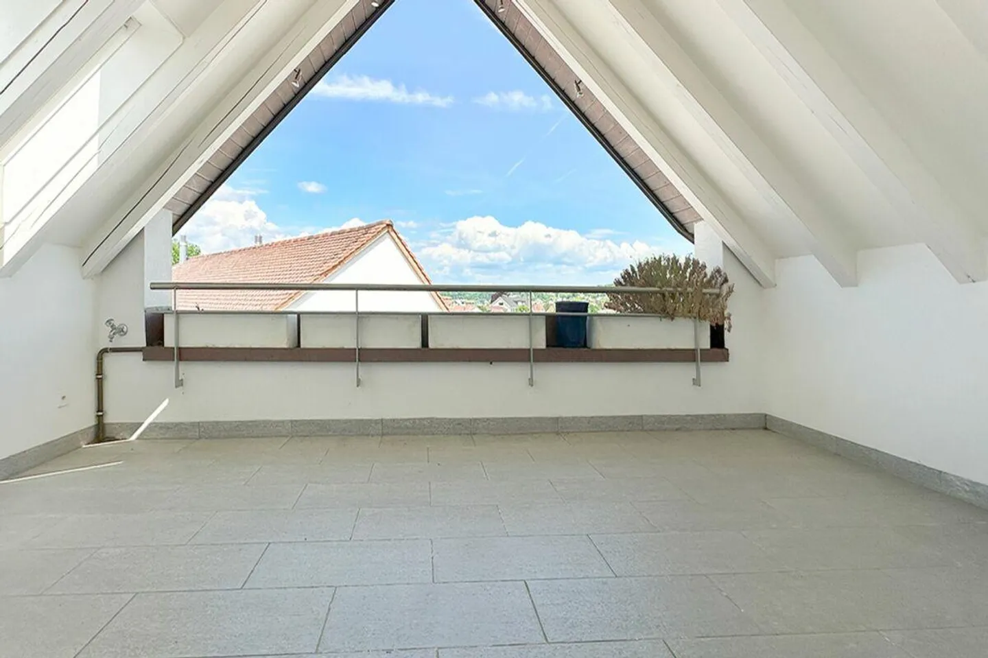 Appartamento duplex luminoso con fascino e vista - Foto 11 di 13