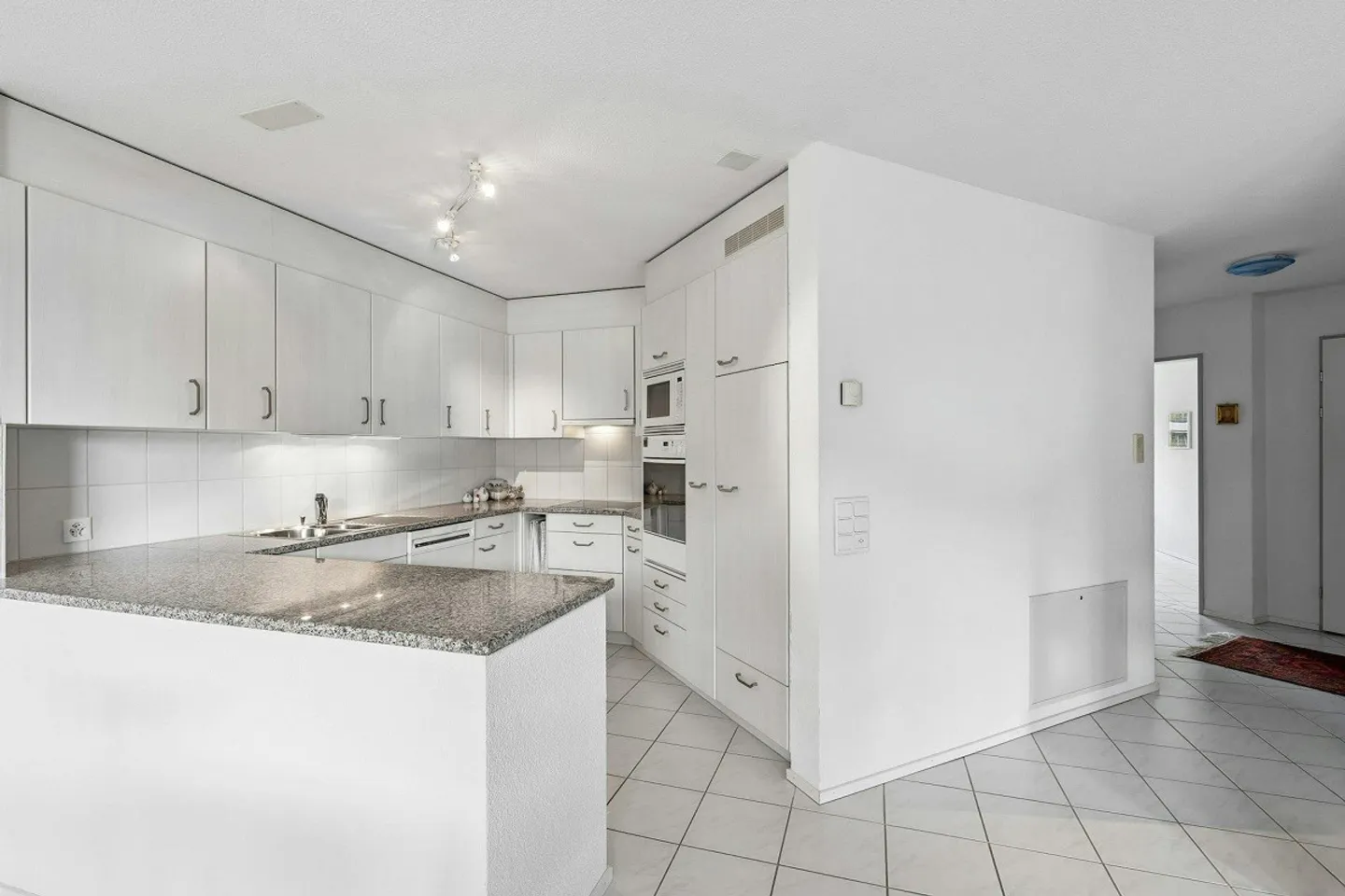 Spacious 3½-room condominium with two balconies - Photo 5 of 12