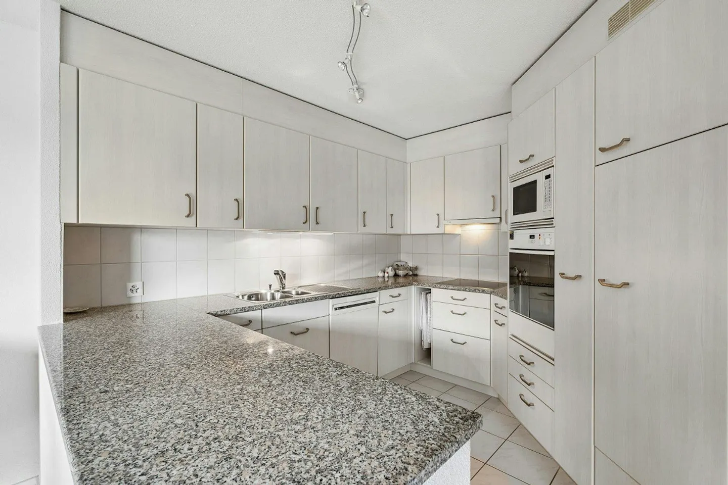 Spacious 3½-room condominium with two balconies - Photo 4 of 12