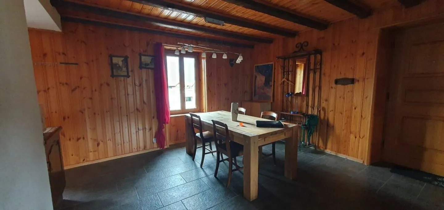 geräumige 4,5 Zimmer im Zentrum des Dorfes in der Nähe von Annehmlichkeiten - Foto 3 von 12