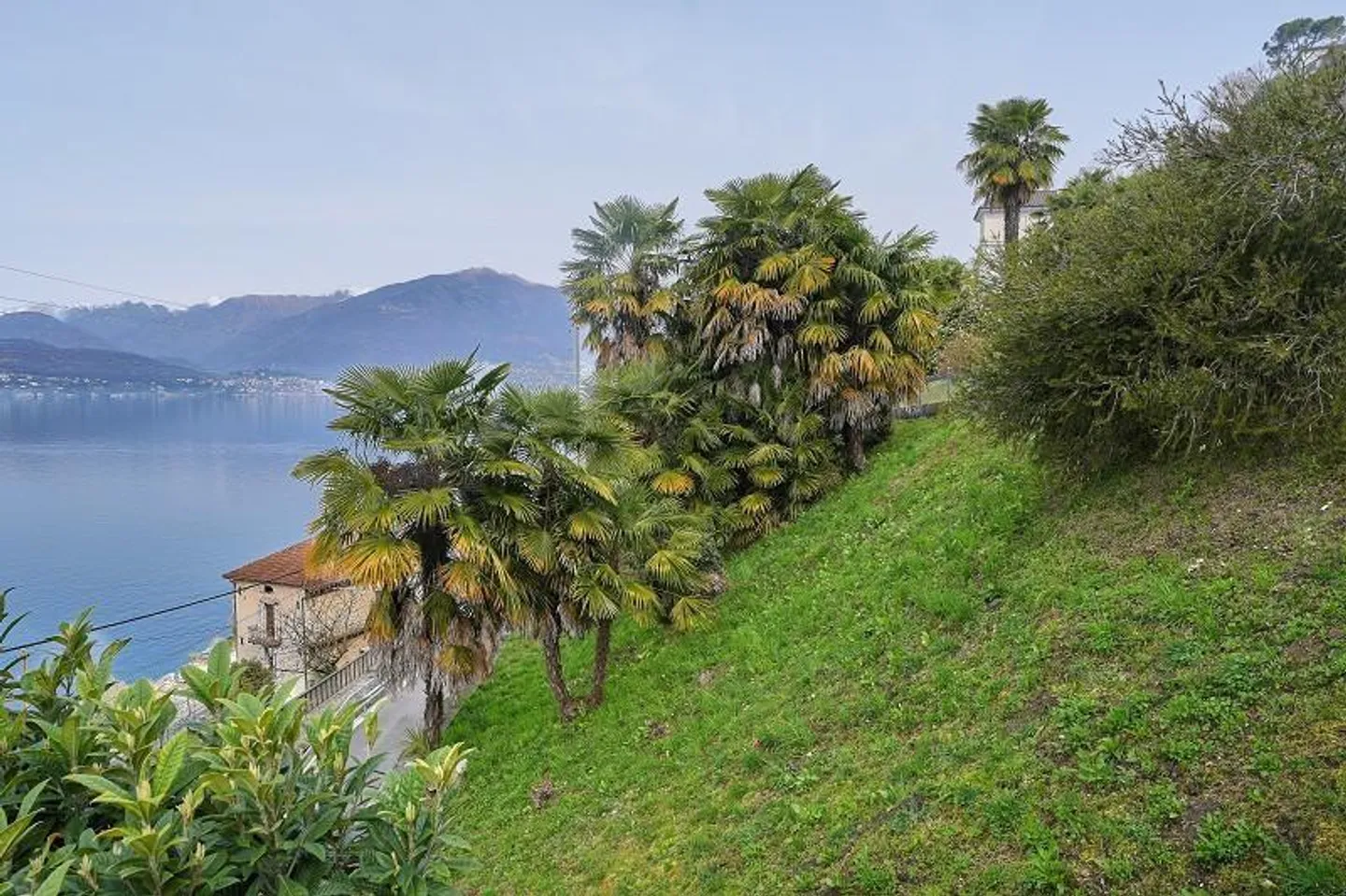 Terrain constructible de 535 m2 avec une magnifique vue panoramique sur le lac - Photo 1 sur 16