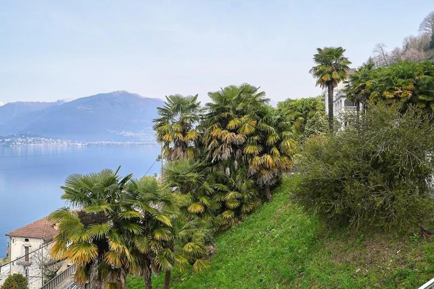 Terrain constructible de 535 m2 avec une magnifique vue panoramique sur le lac - Photo 2 sur 16