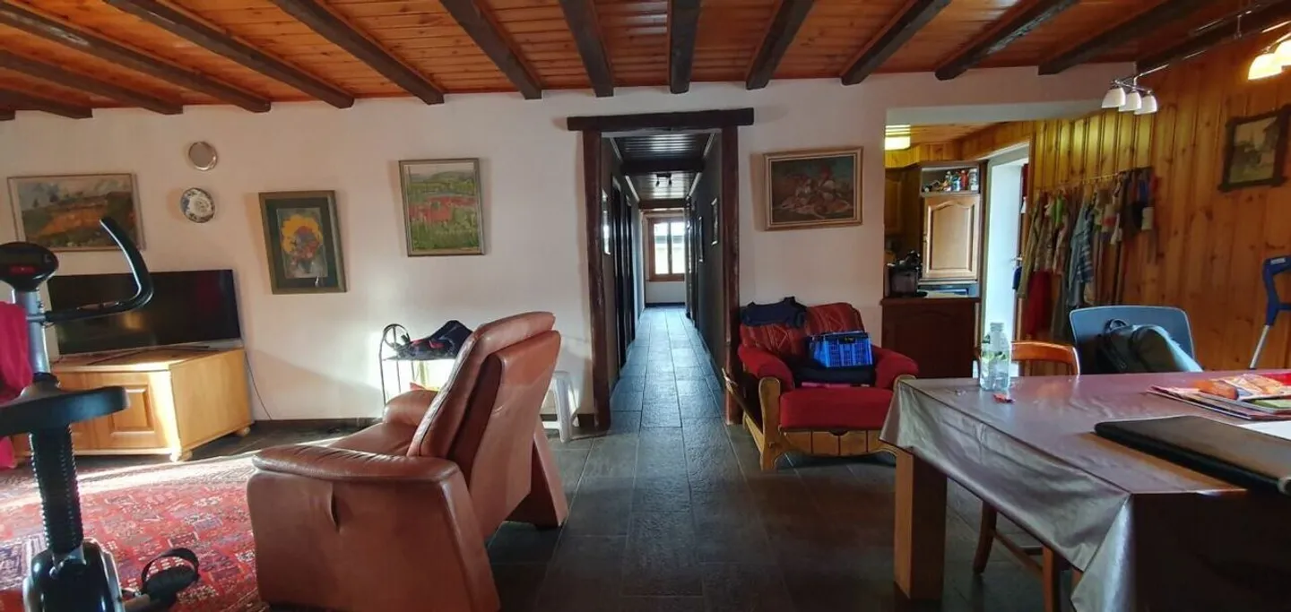 geräumige 4,5 Zimmer im Zentrum des Dorfes in der Nähe von Annehmlichkeiten - Foto 4 von 12