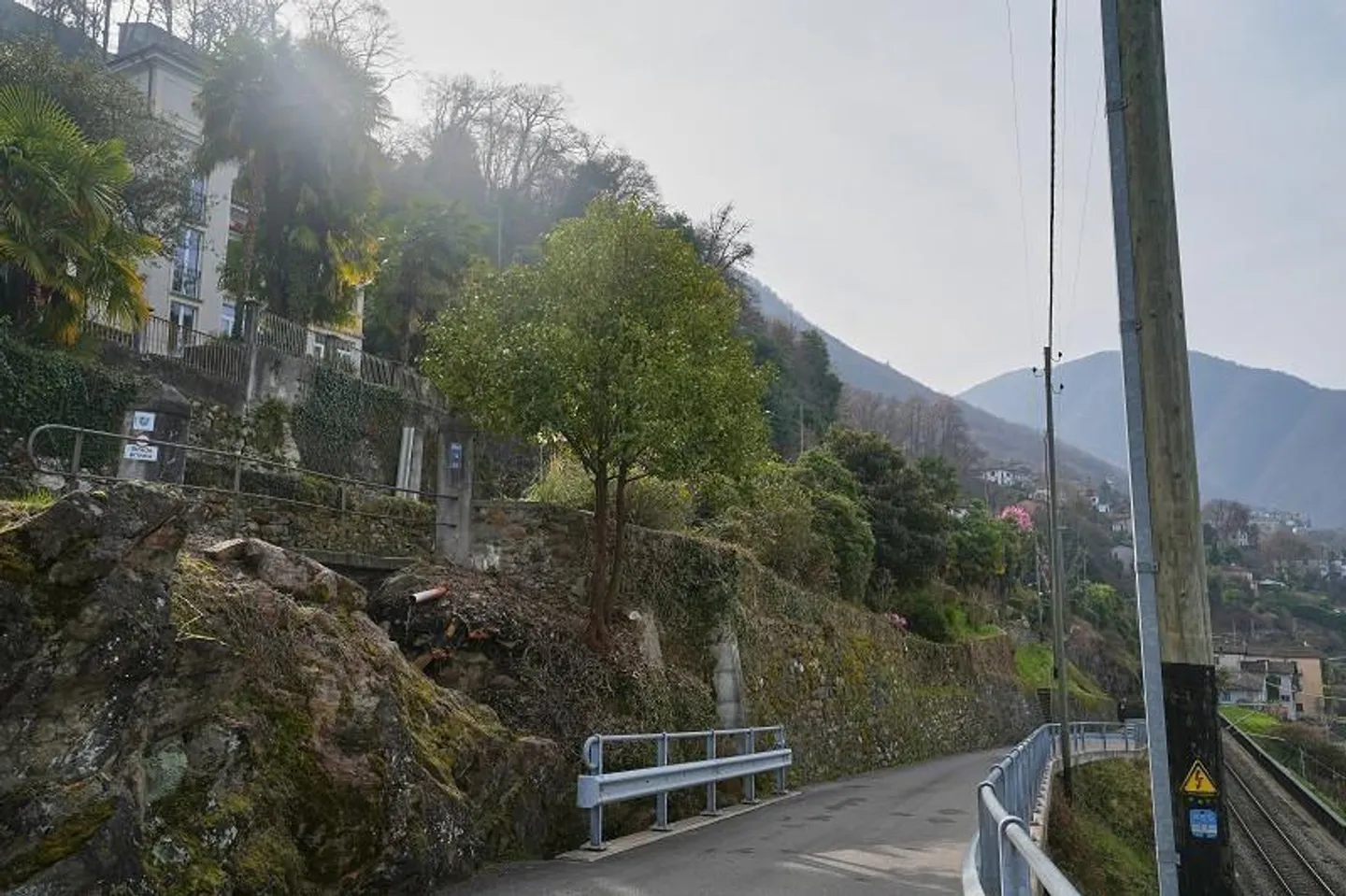 Terrain constructible de 535 m2 avec une magnifique vue panoramique sur le lac - Photo 7 sur 16