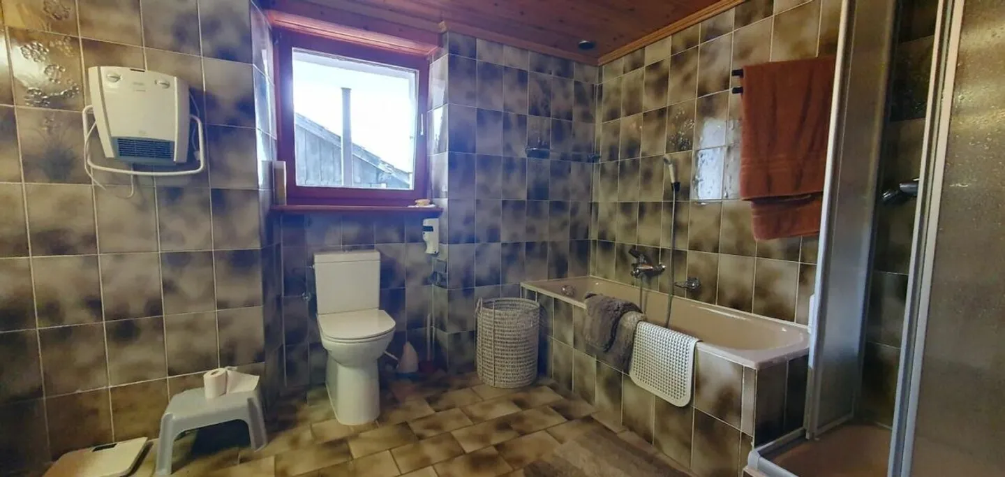 geräumige 4,5 Zimmer im Zentrum des Dorfes in der Nähe von Annehmlichkeiten - Foto 9 von 12