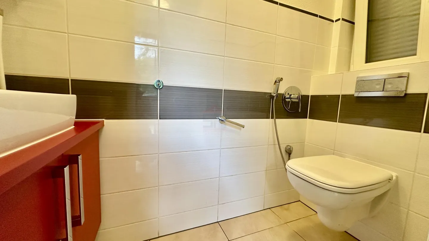 Charming Semi-Detached House with 5 Rooms and a Beautiful Private Garden - Photo 10 of 11