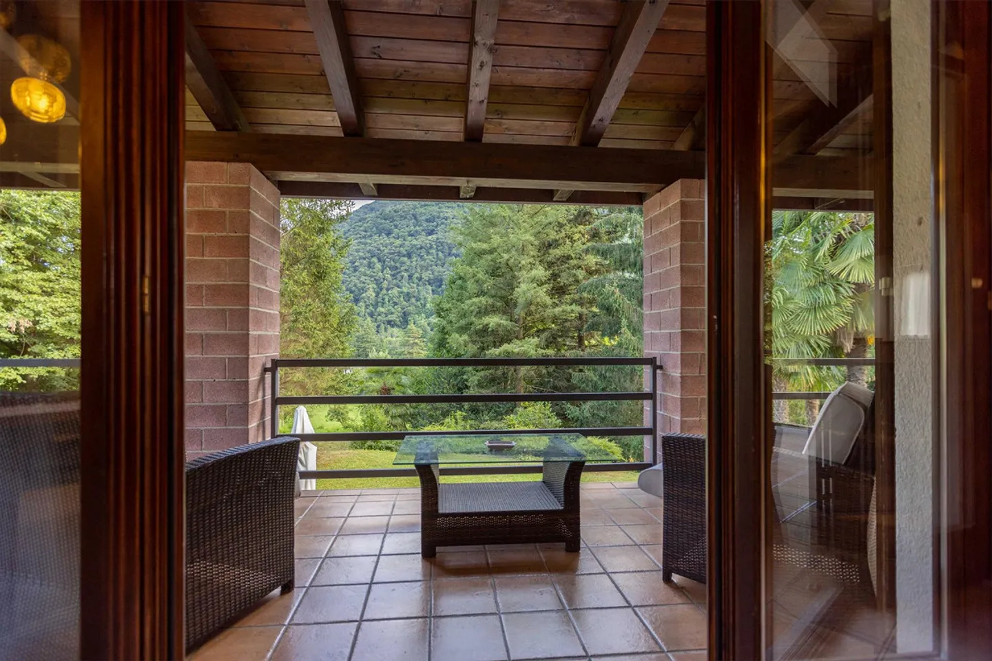 OCCASION - SPACIOUS 7.5-ROOM HOUSE IMMERSED IN GREENERY IN TRESA - Photo 2 of 9