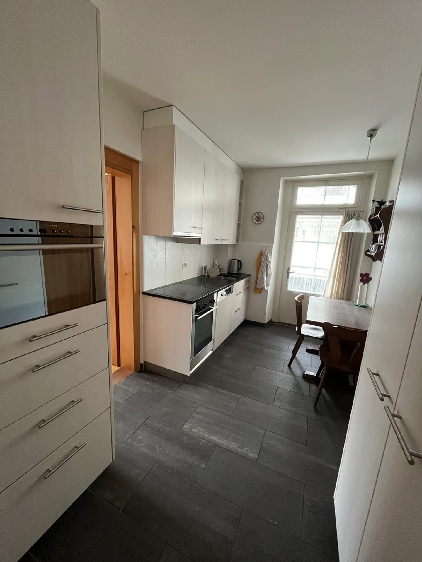 Grand appartement de 4,5 pièces dans un emplacement central - Photo 3 sur 11
