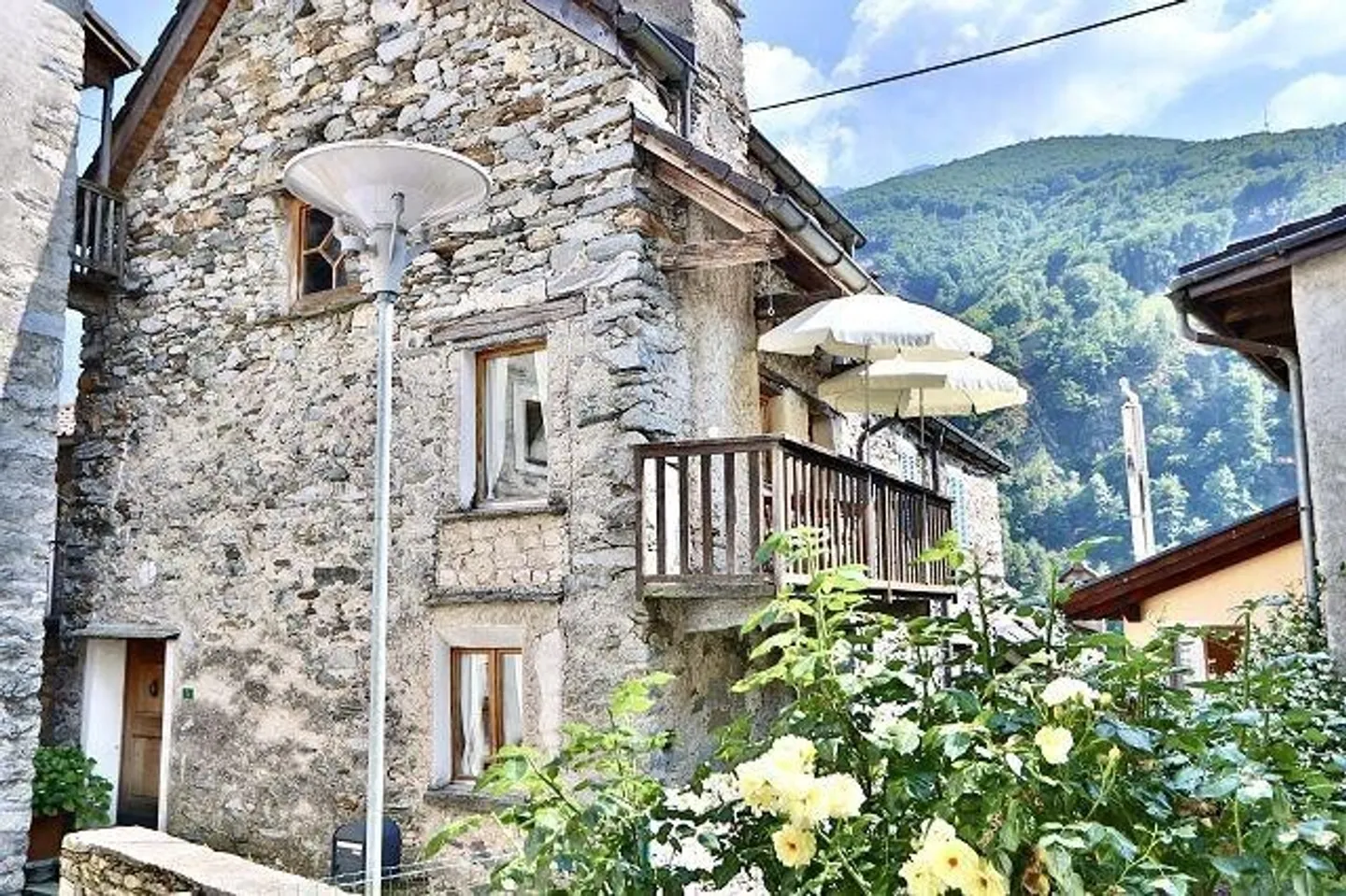 Rustico de 5 1/2 pièces au cœur du village avec un aménagement luxueux - Photo 1 sur 13