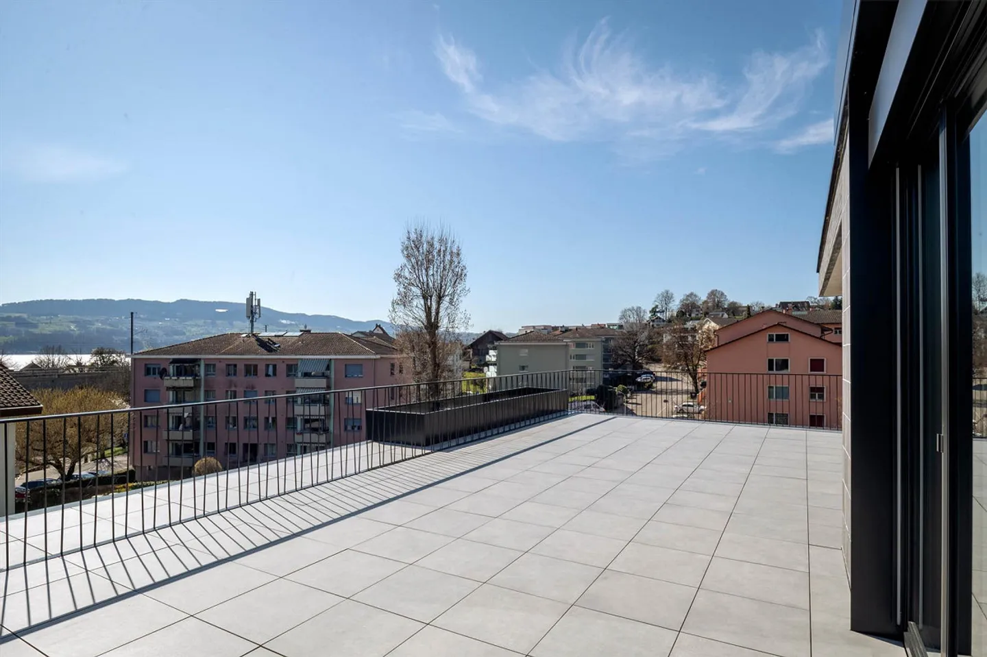 Exclusive and high-quality 4.5-room terrace apartment - Your dream residence with partial lake view in Uerikon - Photo 15 of 18