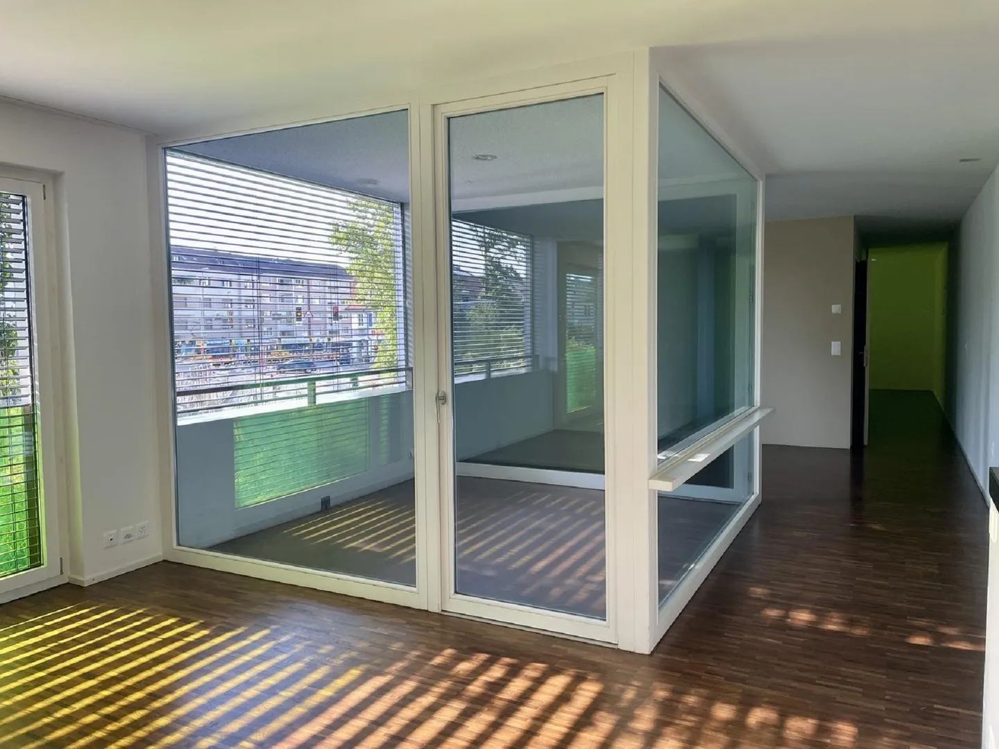 Appartamento moderno con balcone - Foto 2 di 9