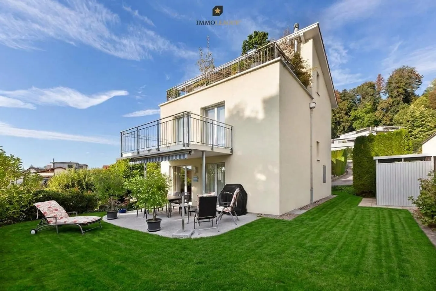 Maison individuelle avec terrasse ensoleillée, balcon et architecture intemporelle - Photo 1 sur 8