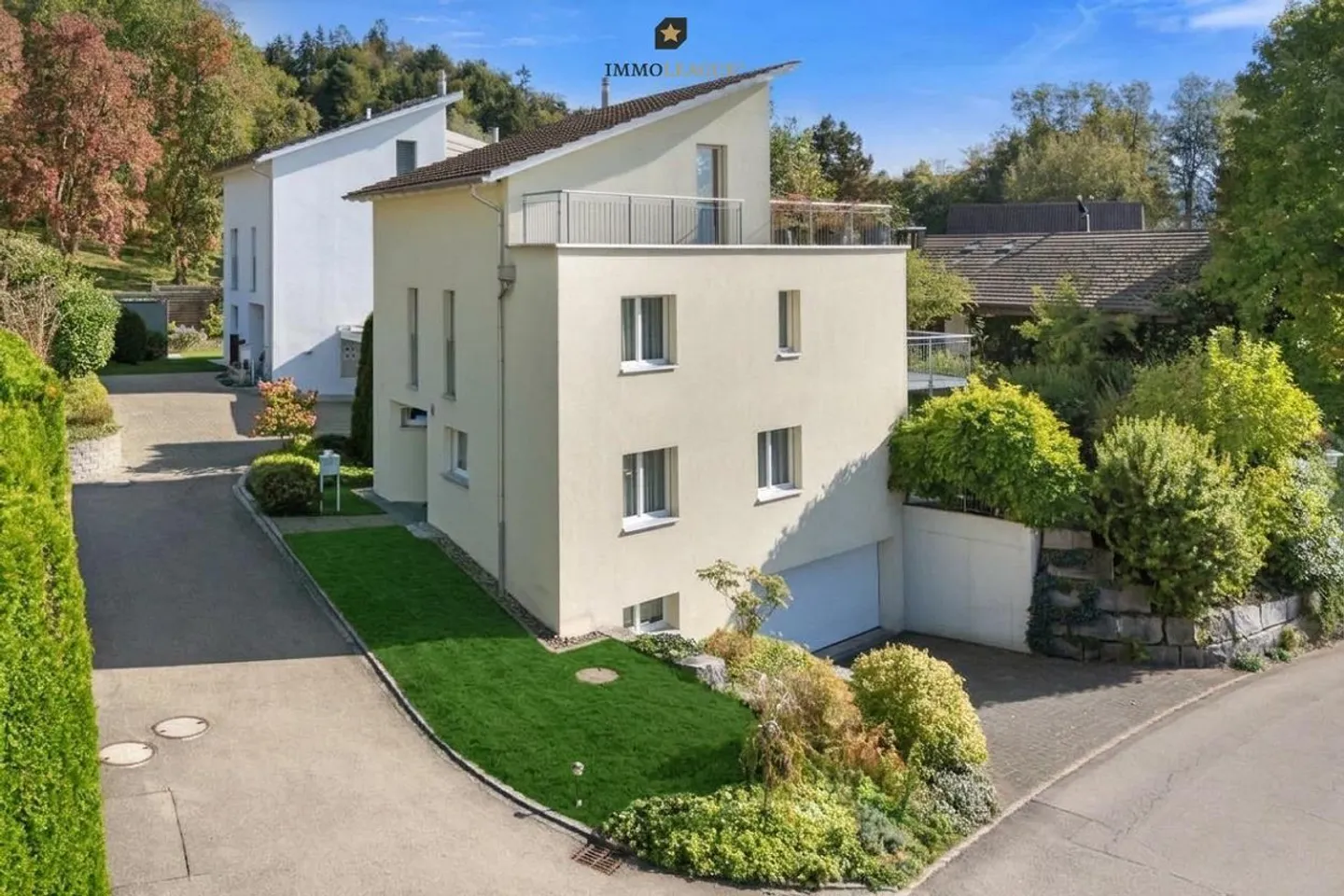 Maison individuelle avec terrasse ensoleillée, balcon et architecture intemporelle - Photo 2 sur 8
