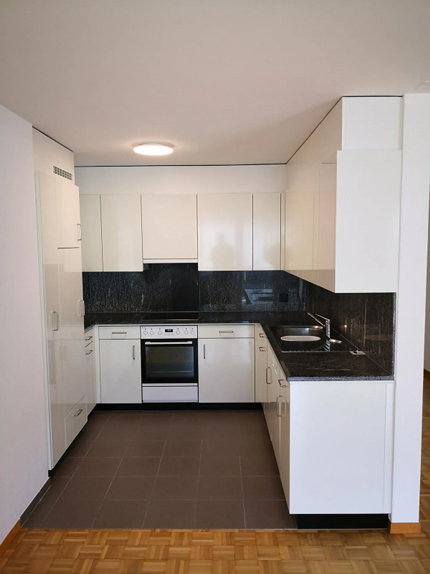Appartement au rez-de-chaussée de 3,5 pièces proche de la ville - Photo 2 sur 11