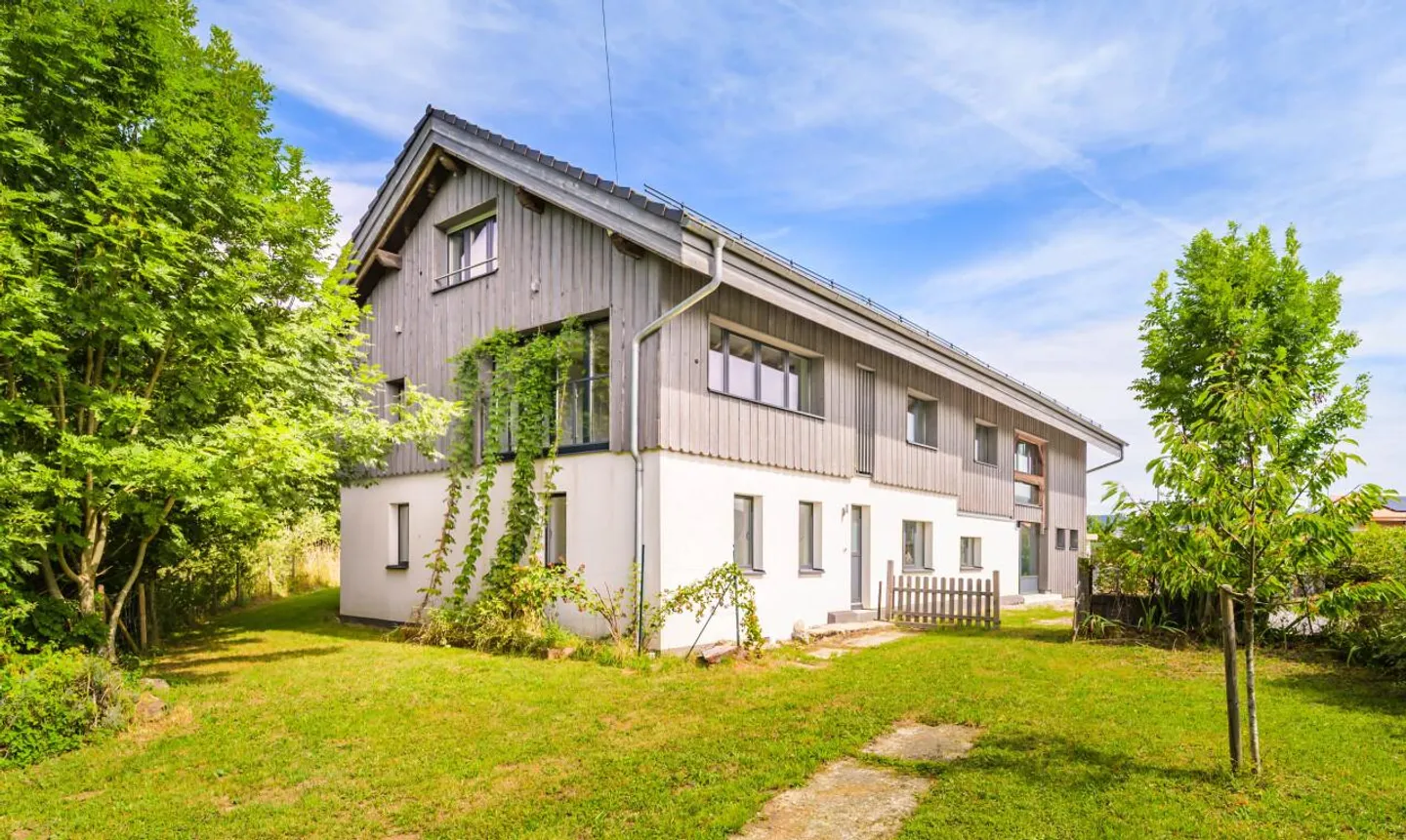 RENOVIERTE BAUERNHOF MIT UNABHÄNGIGEM WOHNRAUM UND PERMACULTURE-ERDE - Foto 1 von 11