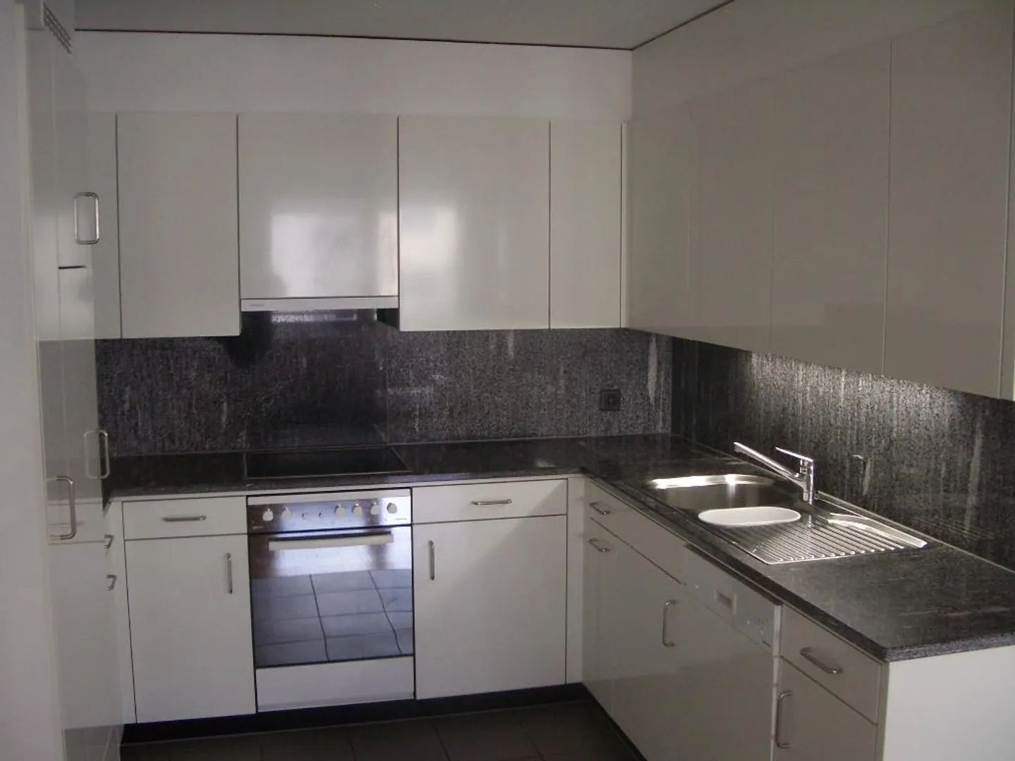 Appartement au rez-de-chaussée de 3,5 pièces proche de la ville - Photo 3 sur 11