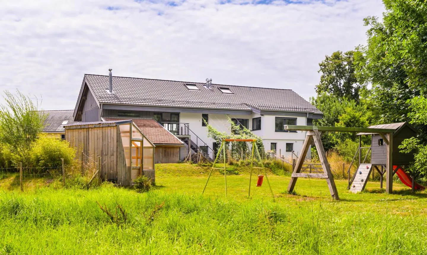 RENOVIERTE BAUERNHOF MIT UNABHÄNGIGEM WOHNRAUM UND PERMACULTURE-ERDE - Foto 2 von 11