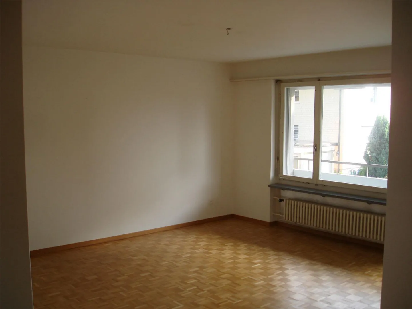 Attractive 3.5-room apartment on the 1st floor, with a view into the greenery, close to the center - Photo 4 of 14
