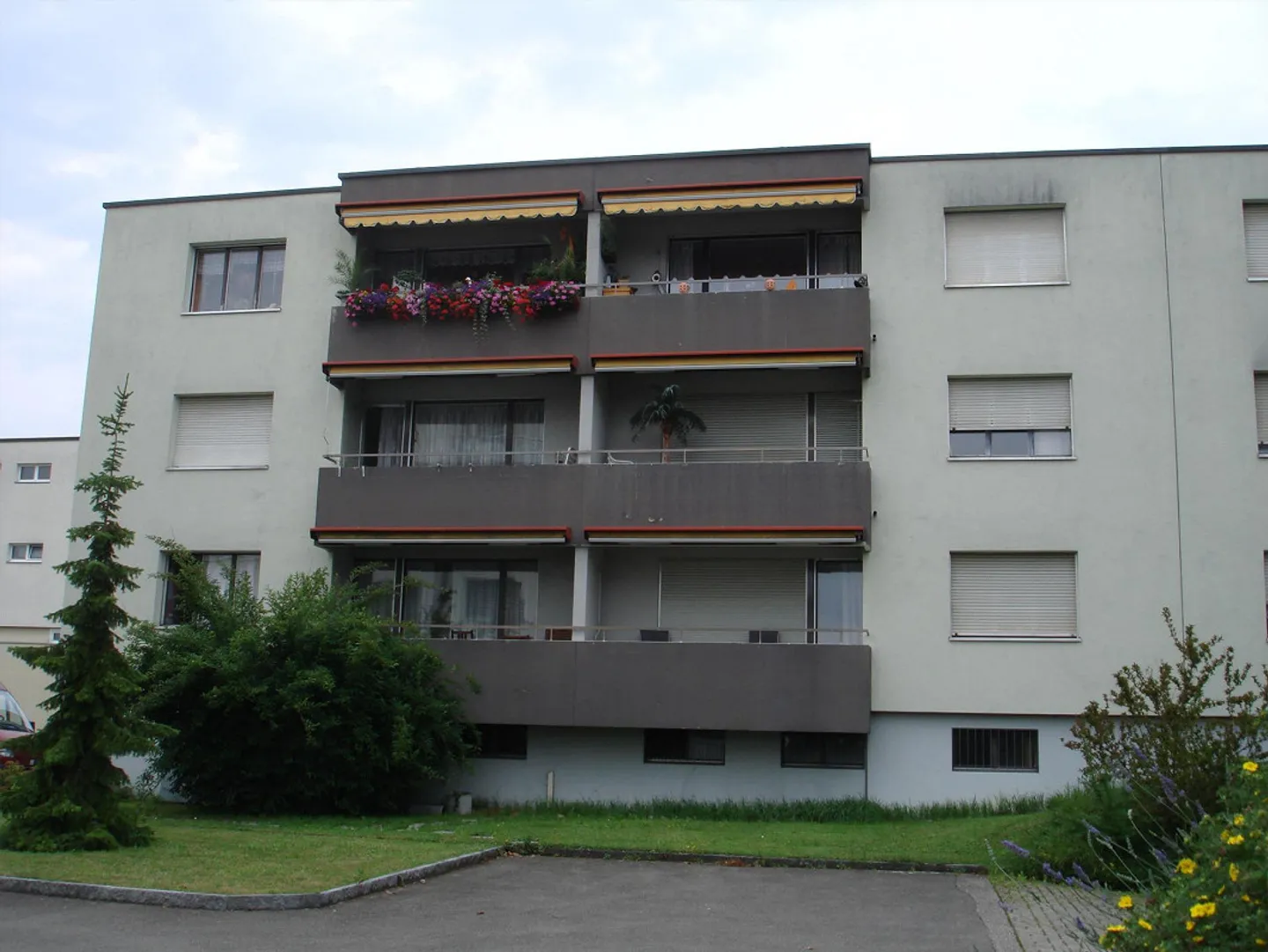Attractive 3.5-room apartment on the 1st floor, with a view into the greenery, close to the center - Photo 1 of 14