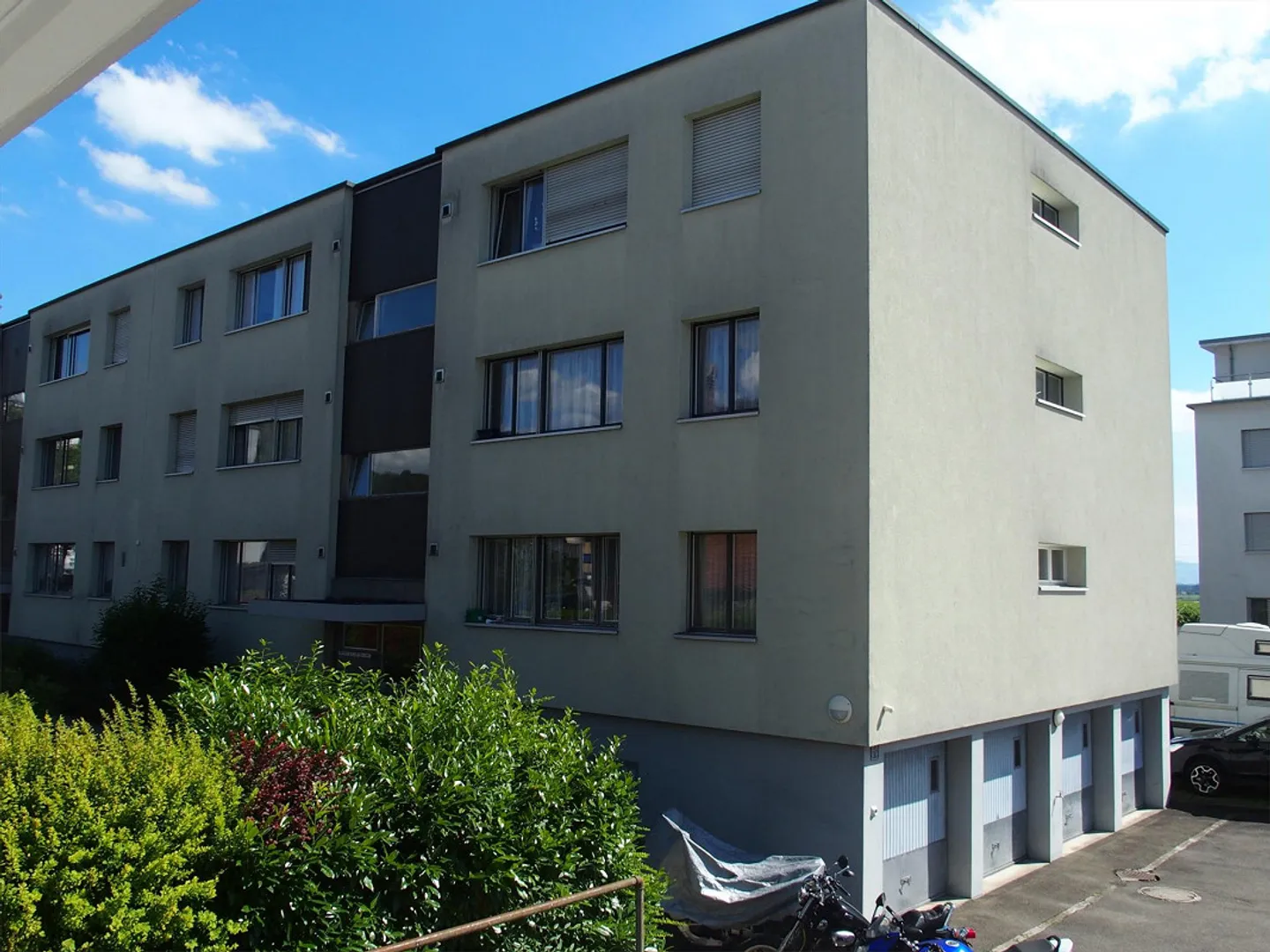 Attractive 3.5-room apartment on the 1st floor, with a view into the greenery, close to the center - Photo 2 of 14