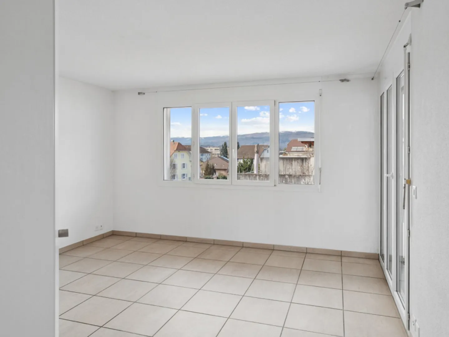 Appartamento spazioso con loggia - Foto 5 di 9