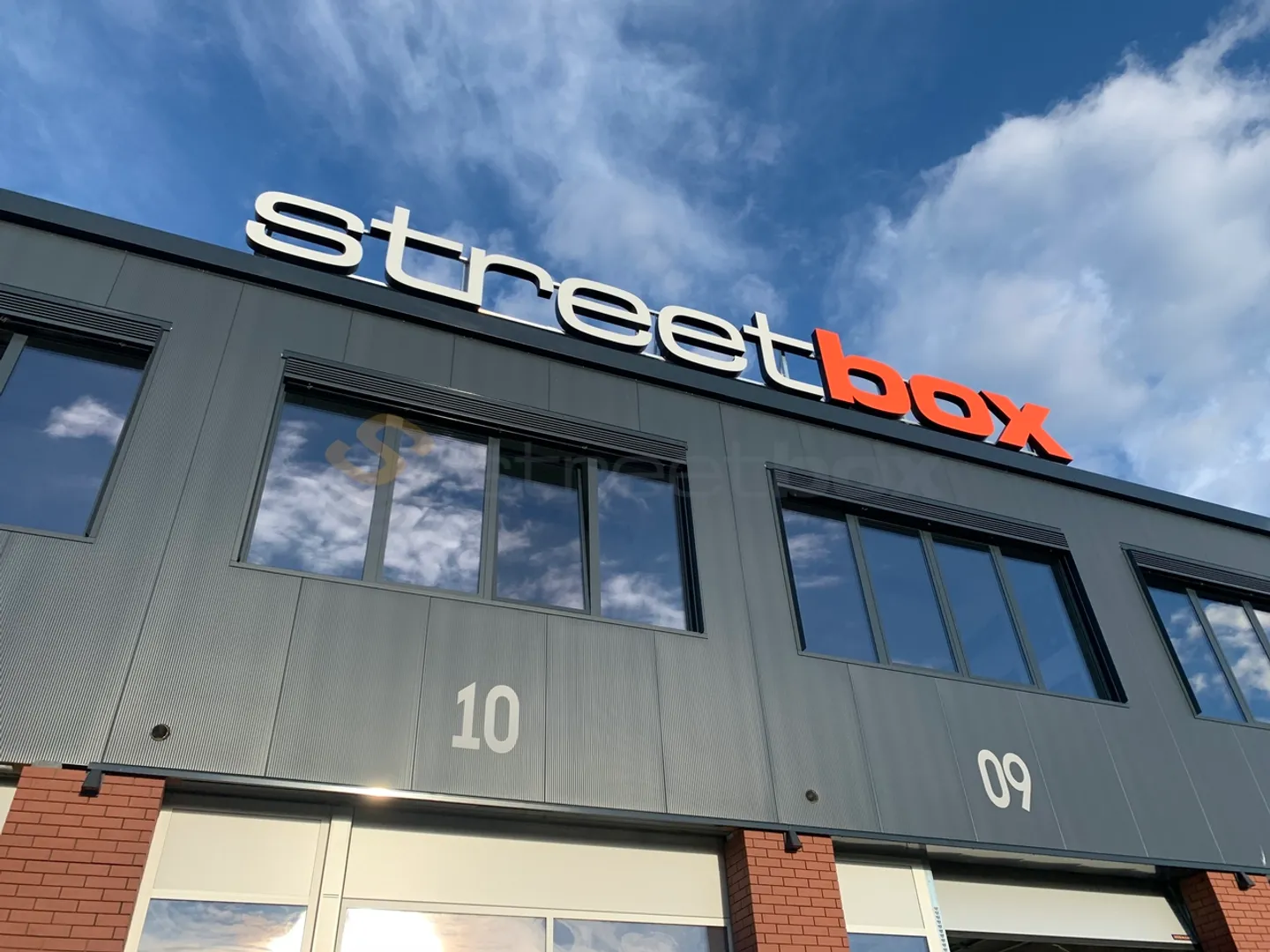Streetbox of 115 m2 very well located! Box n°40 - Photo 2 of 4