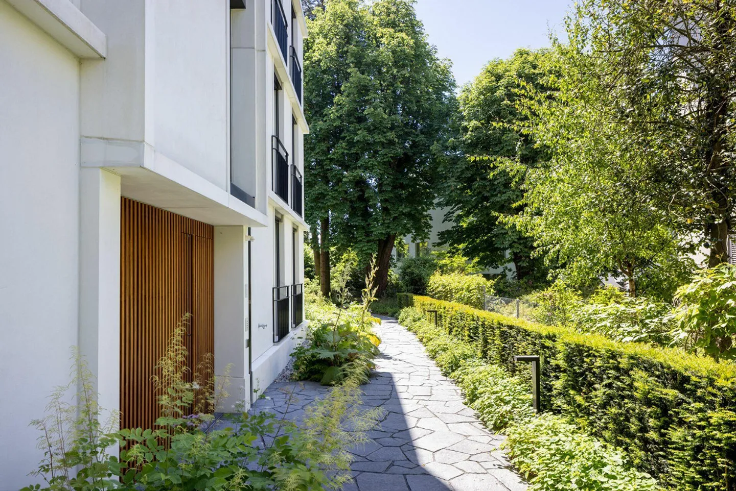 Exclusive city apartment in the midst of a private park landscape - Photo 3 of 21