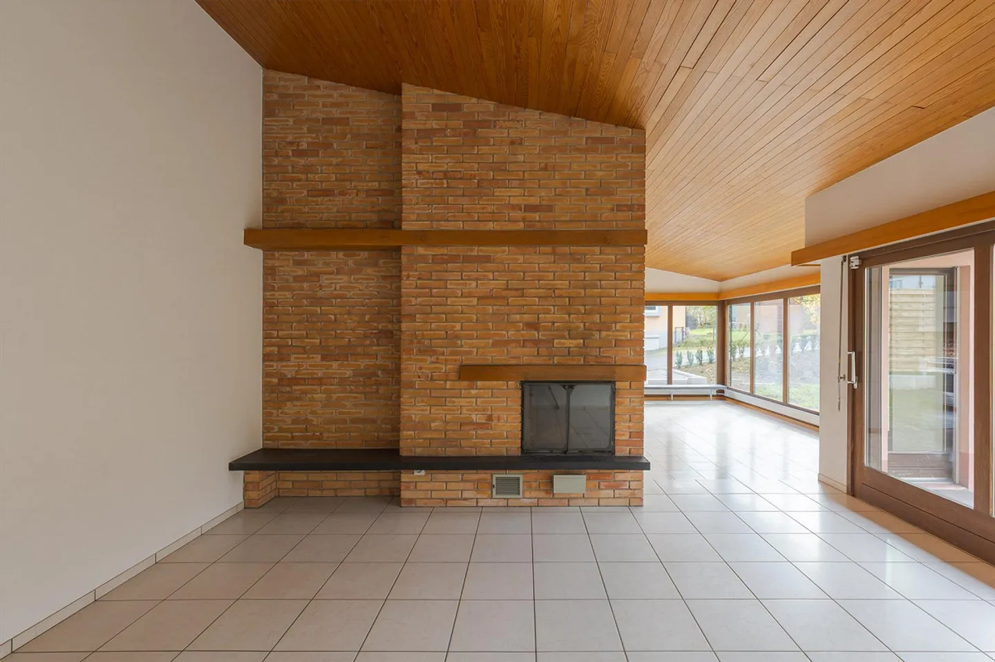 5.5-Room Single-Family Home with Development Potential, Fireplace, in a Quiet Location - Photo 2 of 30