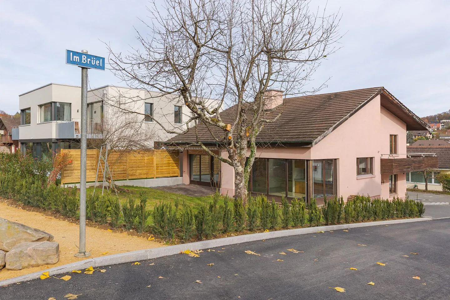 5.5-Room Single-Family Home with Development Potential, Fireplace, in a Quiet Location - Photo 1 of 30