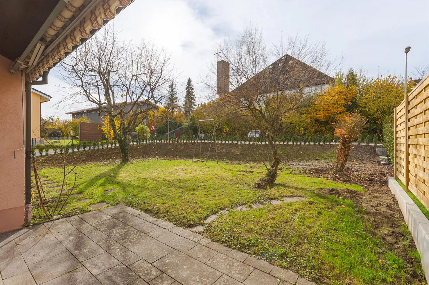 5.5-Room Single-Family Home with Development Potential, Fireplace, in a Quiet Location - Photo 3 of 30