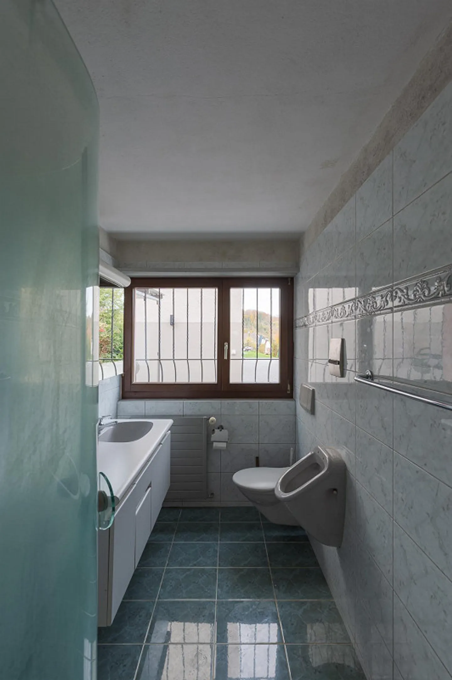 5.5-Room Single-Family Home with Development Potential, Fireplace, in a Quiet Location - Photo 6 of 30