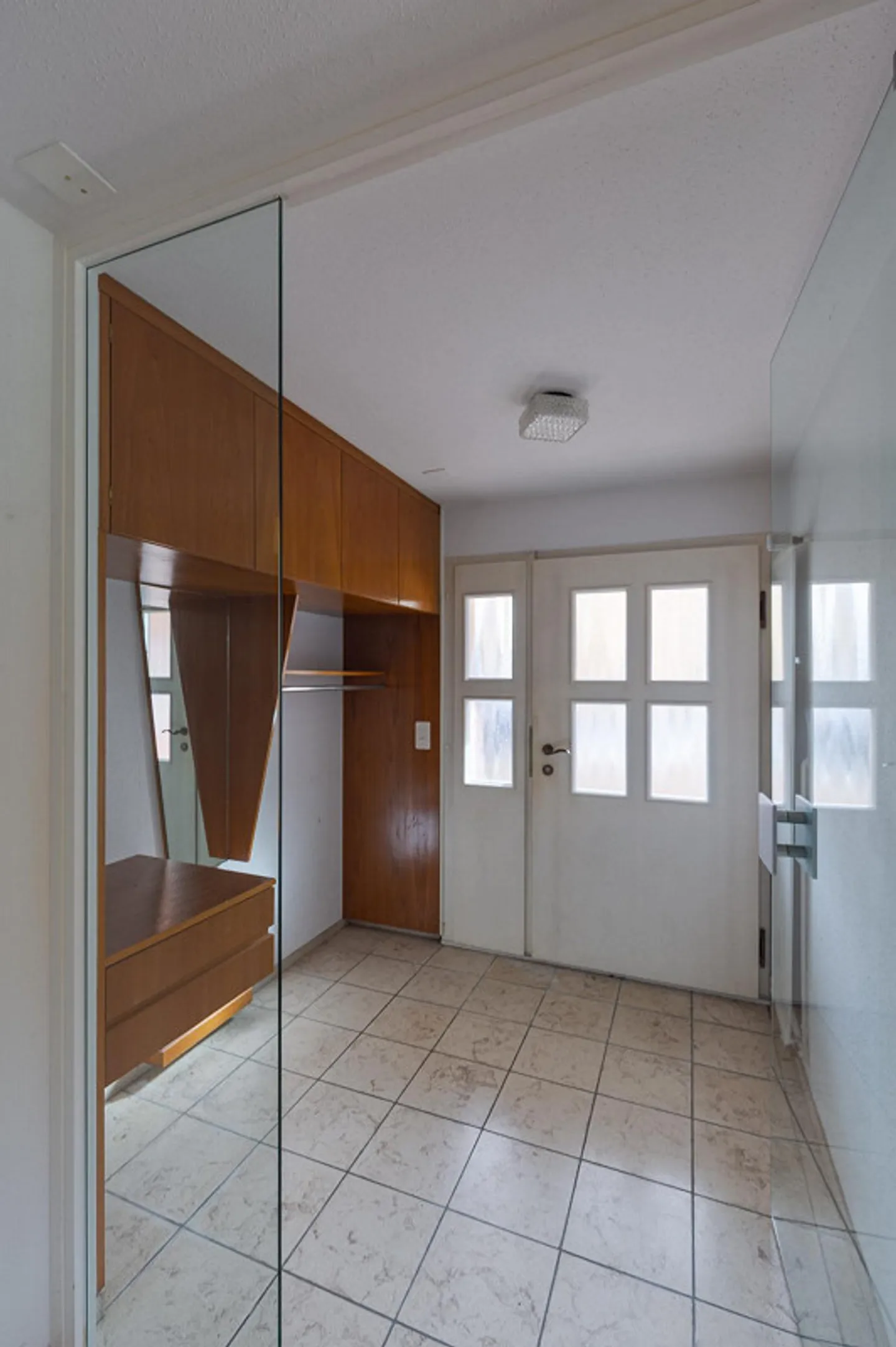 5.5-Room Single-Family Home with Development Potential, Fireplace, in a Quiet Location - Photo 4 of 30