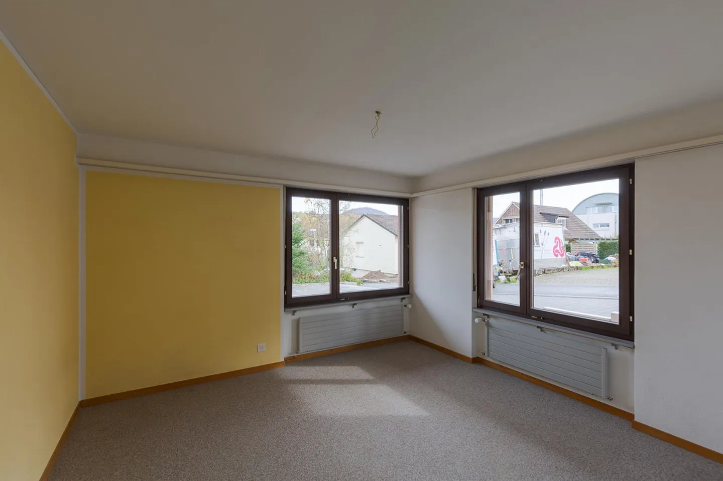 5.5-Room Single-Family Home with Development Potential, Fireplace, in a Quiet Location - Photo 5 of 30