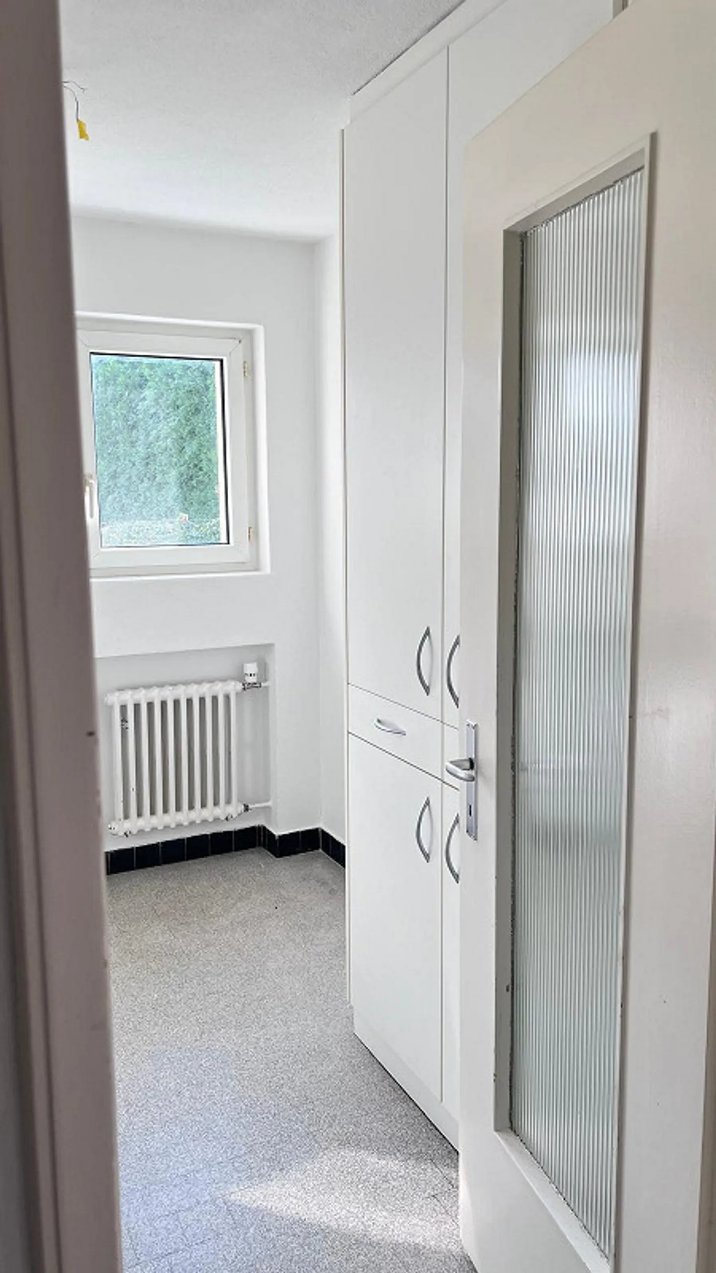 Appealing 3-room apartment in a border location - Photo 2 of 8