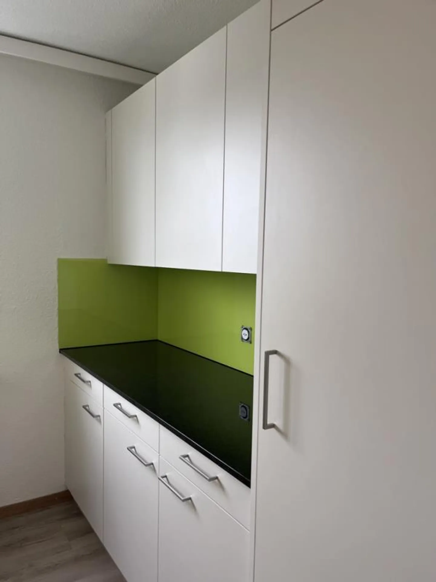 Il Pilatus davanti alla porta d'ingresso - Foto 3 di 9