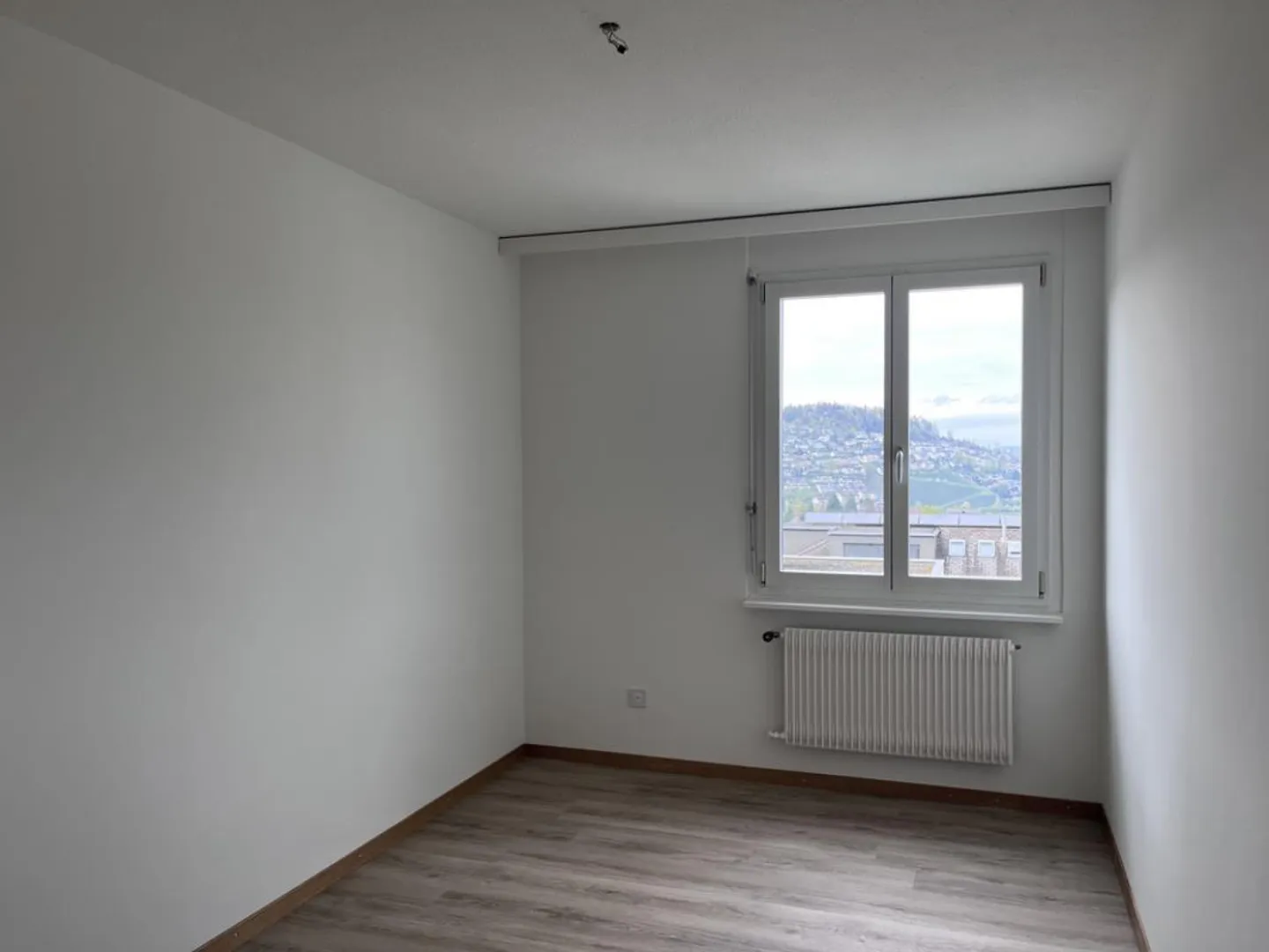 Il Pilatus davanti alla porta d'ingresso - Foto 5 di 9