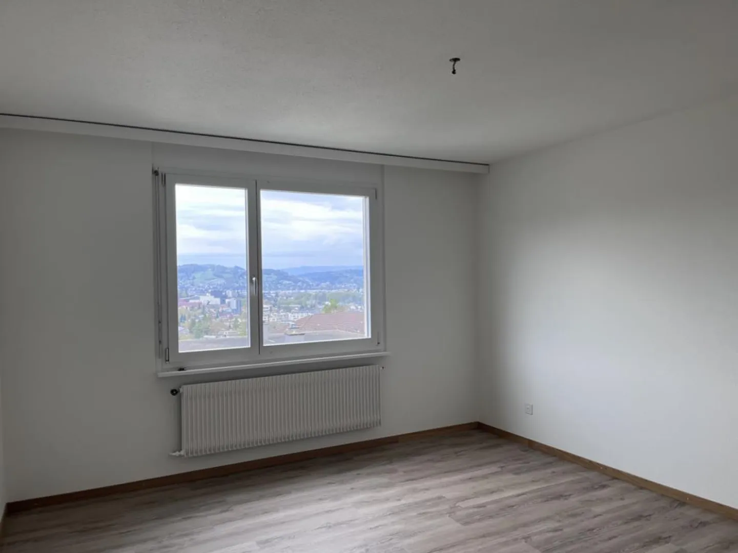 Il Pilatus davanti alla porta d'ingresso - Foto 6 di 9
