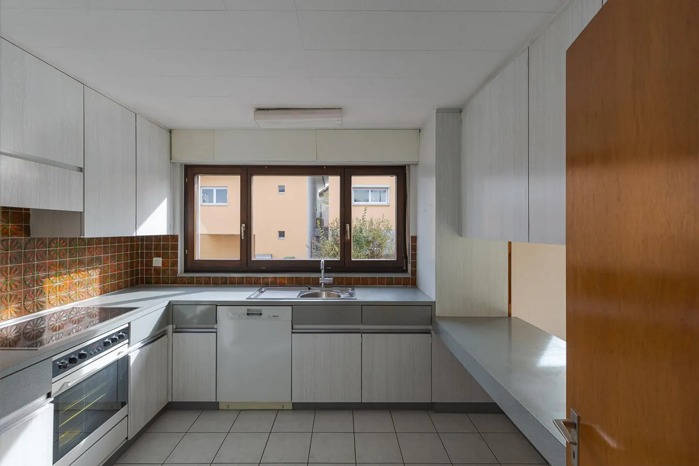 5.5-Room Single-Family Home with Development Potential, Fireplace, in a Quiet Location - Photo 10 of 30