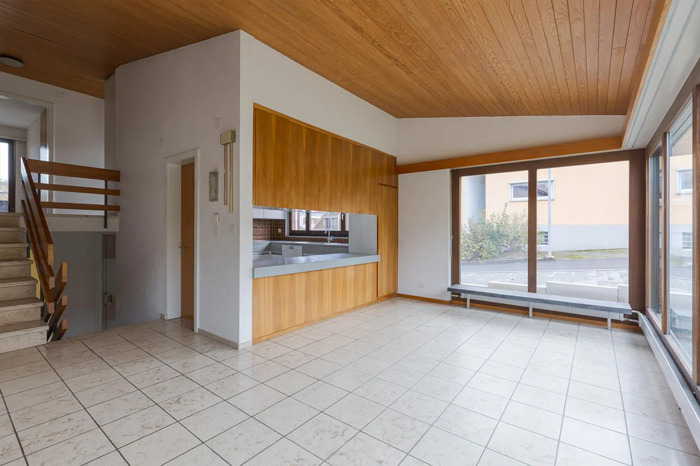 5.5-Room Single-Family Home with Development Potential, Fireplace, in a Quiet Location - Photo 9 of 30