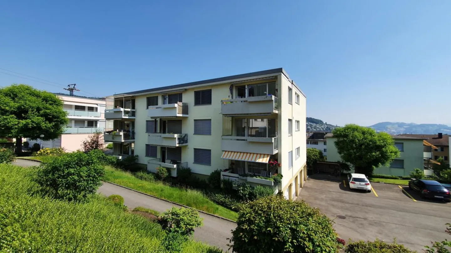 Il Pilatus davanti alla porta d'ingresso - Foto 1 di 9