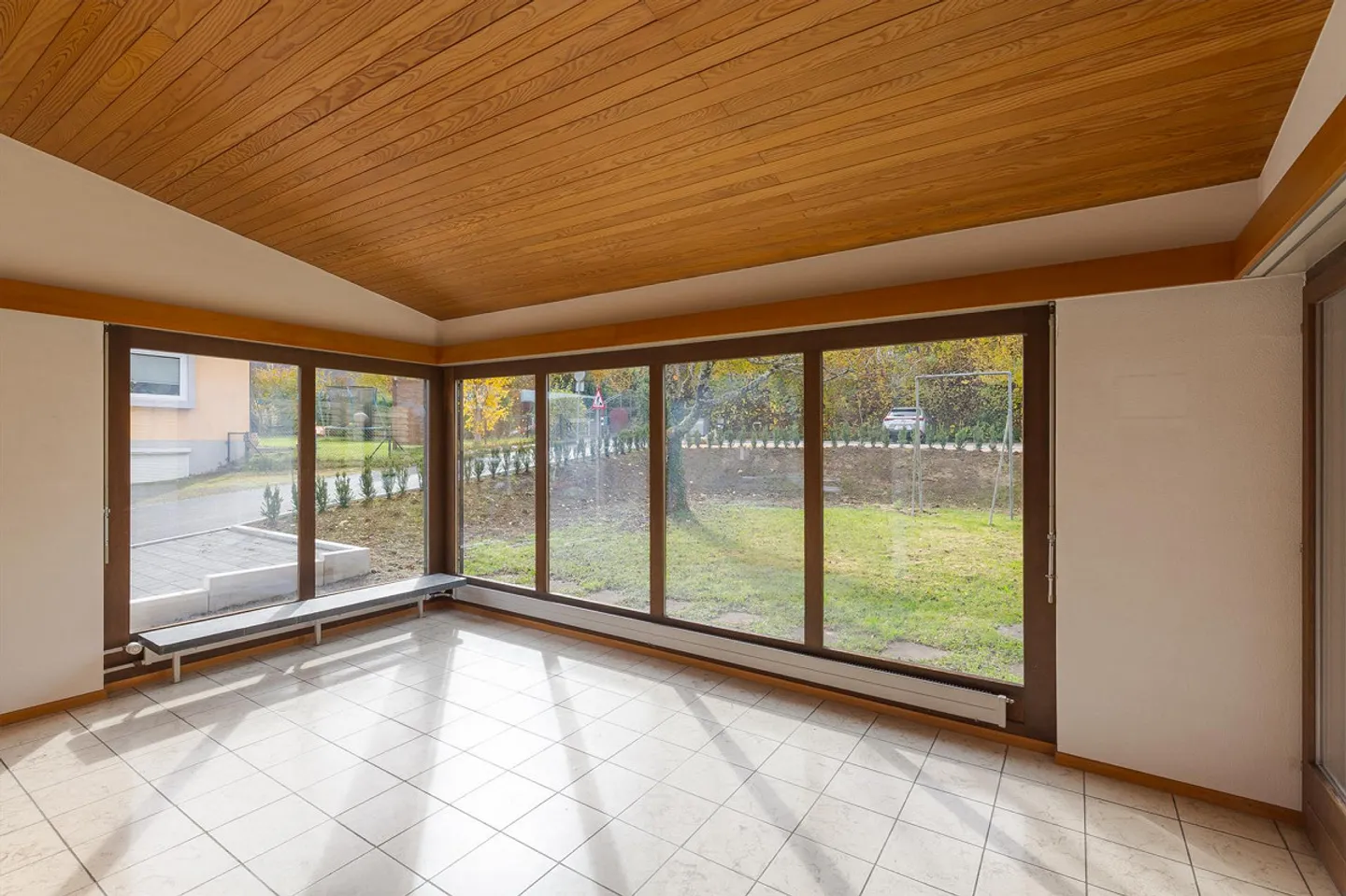 5.5-Room Single-Family Home with Development Potential, Fireplace, in a Quiet Location - Photo 11 of 30