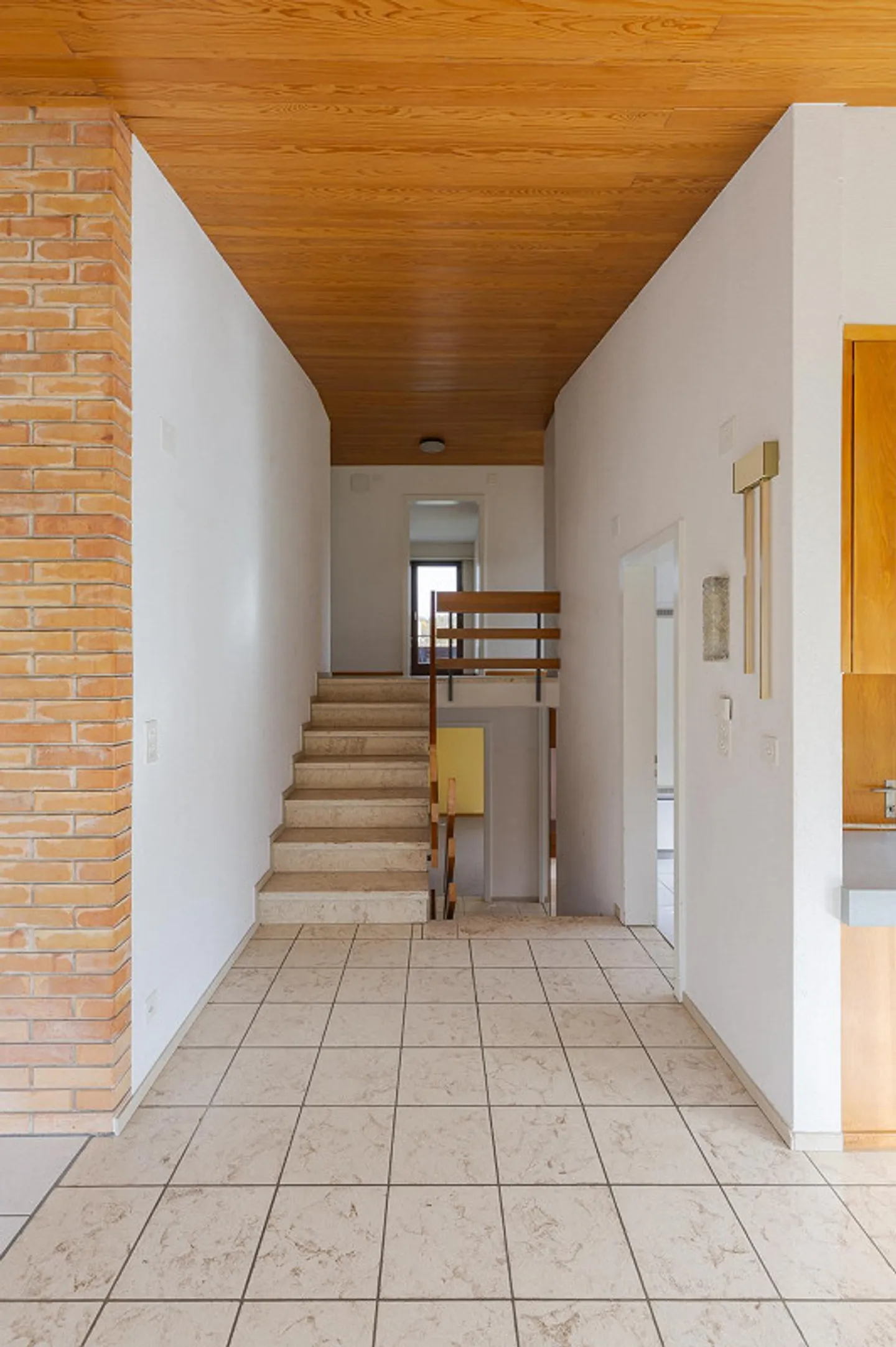 5.5-Room Single-Family Home with Development Potential, Fireplace, in a Quiet Location - Photo 14 of 30