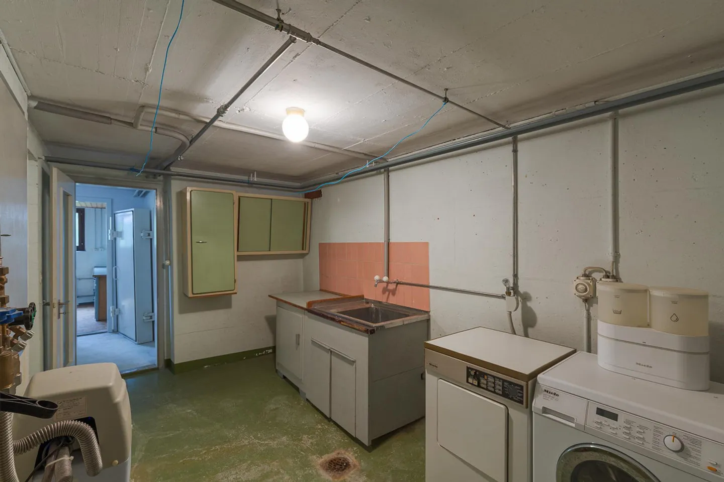 5.5-Room Single-Family Home with Development Potential, Fireplace, in a Quiet Location - Photo 23 of 30