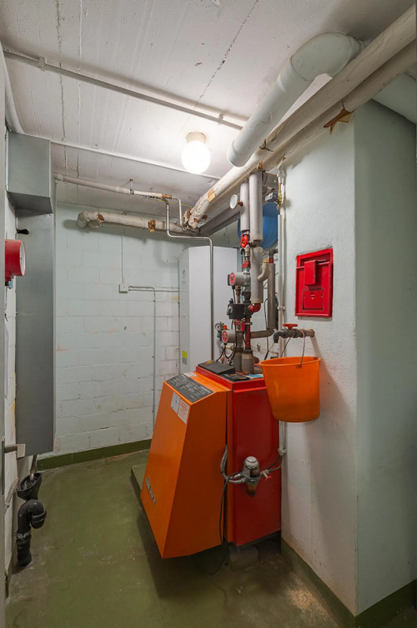 5.5-Room Single-Family Home with Development Potential, Fireplace, in a Quiet Location - Photo 24 of 30