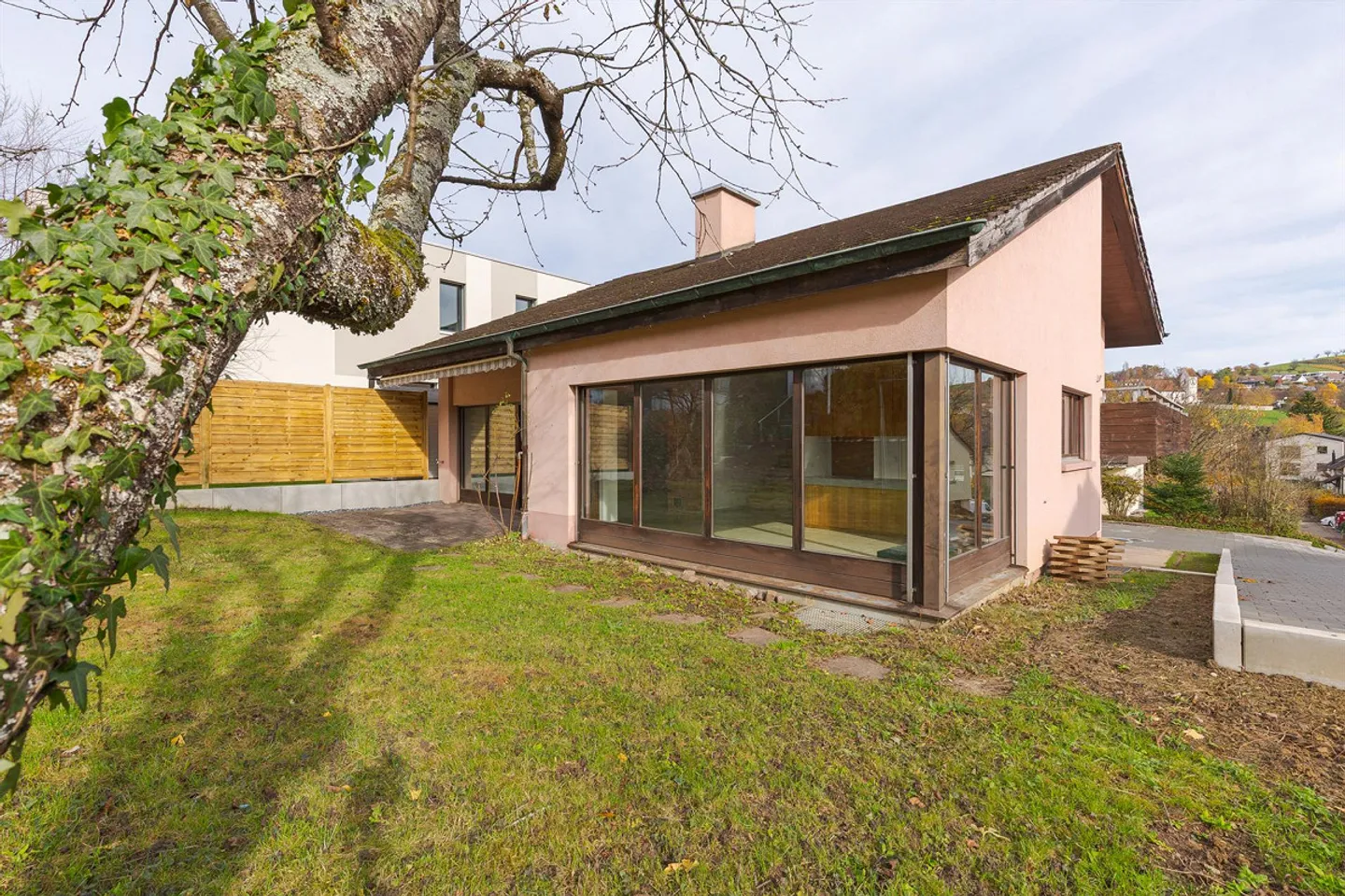 5.5-Room Single-Family Home with Development Potential, Fireplace, in a Quiet Location - Photo 25 of 30