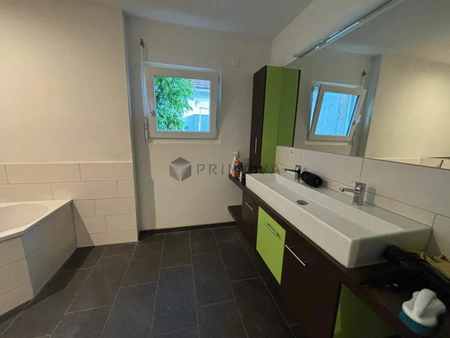 Vivez dans le vert, cette maison avec une vue imprenable cherche son égal ! - Photo 8 sur 12