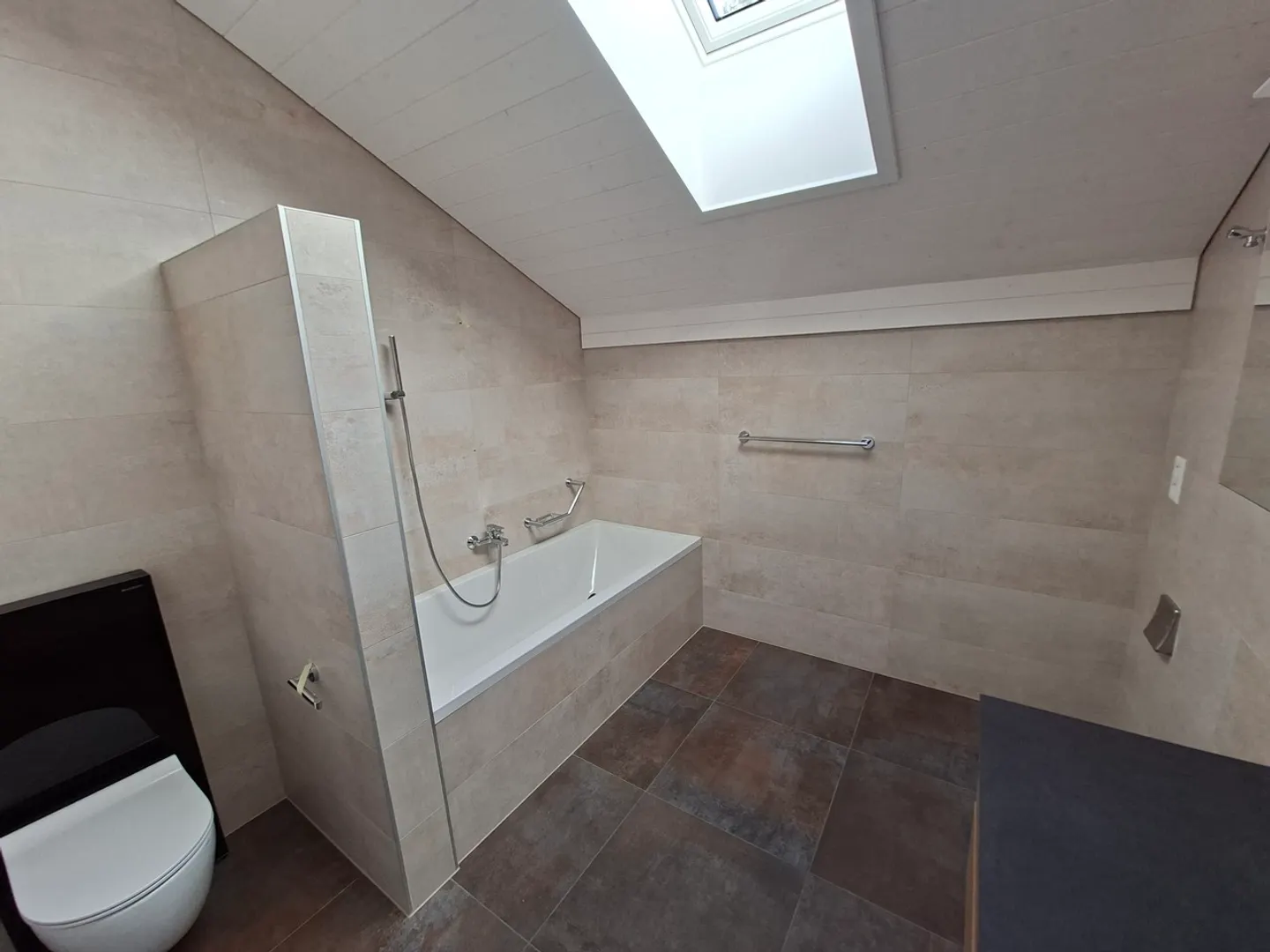Large 4.5-room apartment in the attic close to the train station - Photo 8 of 10